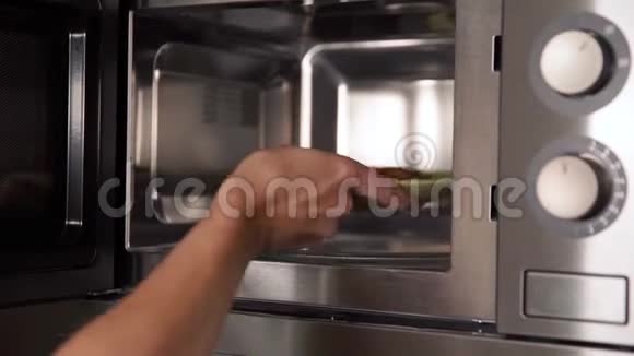 在家里的厨房里用微波炉加热食物视频的预览图