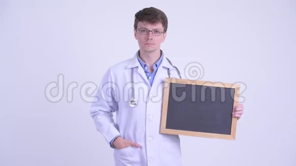 严肃的青年医生拿着黑板竖起大拇指视频的预览图