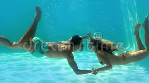 年轻夫妇在水下亲吻对方的光效视频的预览图