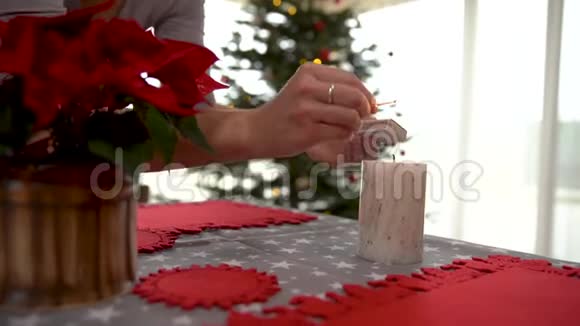 圣诞节节日的节日餐桌设置晚饭前点蜡烛视频的预览图