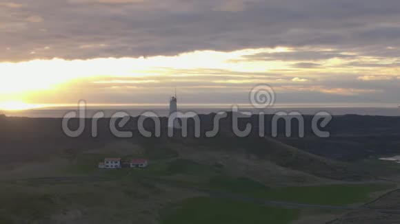 日落时的雷卡扬尼斯维蒂灯塔雷克珍半岛冰岛鸟瞰图视频的预览图