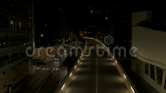 摩纳哥城市夜间交通街道蒙特卡洛有车的道路视频的预览图