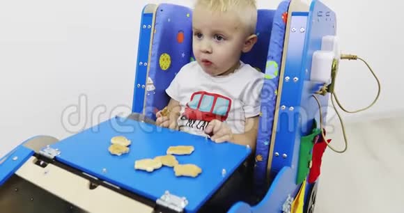 一个小男孩坐在开发车里吃饼干视频的预览图