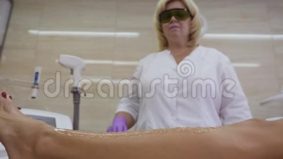 女人躺在桌子上做激光脱毛手术视频的预览图