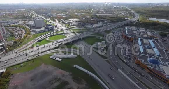 从空中俯瞰阳光明媚的城市景观中间有一个道路交叉口视频的预览图