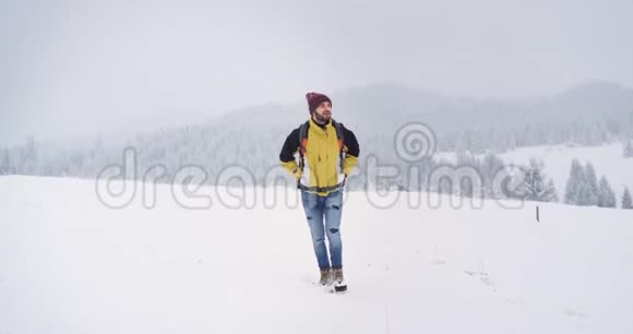 旅游者在雪地里行走时被冻住了在山顶上旅游者已准备好了所有的旅行视频的预览图