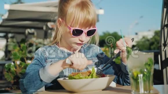 孩子在夏天的露台上吃蔬菜沙拉有儿童概念的假期视频的预览图