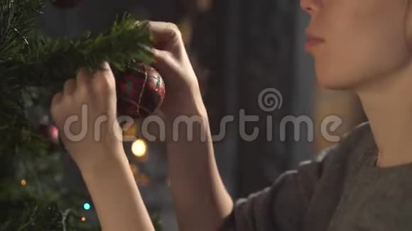 女孩在房子里装饰圣诞树节日庆典的问候视频的预览图