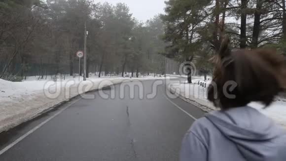 快乐的年长和年轻的高加索女人在冬天的雪地公园里奔跑交谈和微笑后退静态镜头慢动作视频的预览图