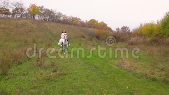 白衣长发姑娘在森林里骑马视频的预览图