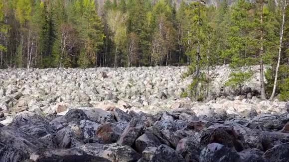 秋天的俄罗斯塔加奈国家公园大石河金石石英最大的矿床产状视频的预览图
