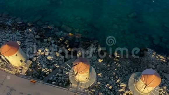 美丽落日下的曼德拉港著名磨坊希腊罗德岛雄蜂景观视频的预览图