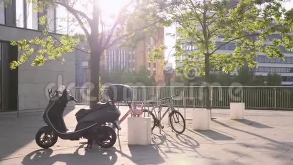 公园自行车在城市视频的预览图