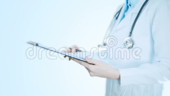 女医生阅读病人信息健康和医学概念视频的预览图