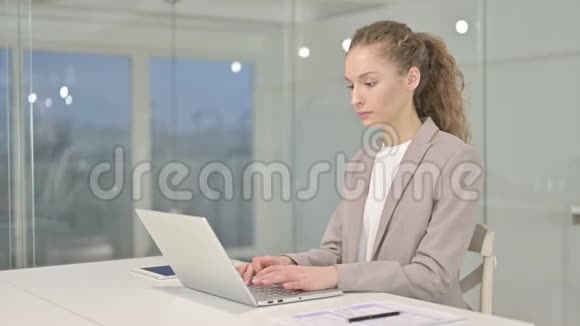 野心勃勃的年轻女商人在办公室做大拇指视频的预览图