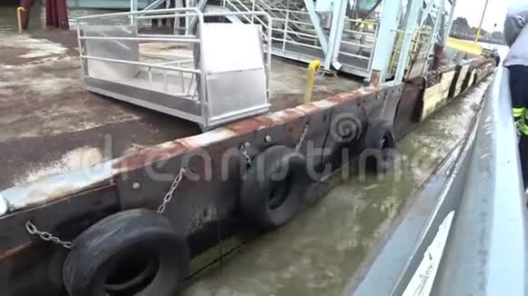 人摩尔驳船水手把渡船的缆绳系在码头的系船柱上视频的预览图