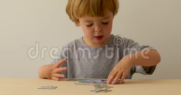 玩拼图的小男孩视频的预览图