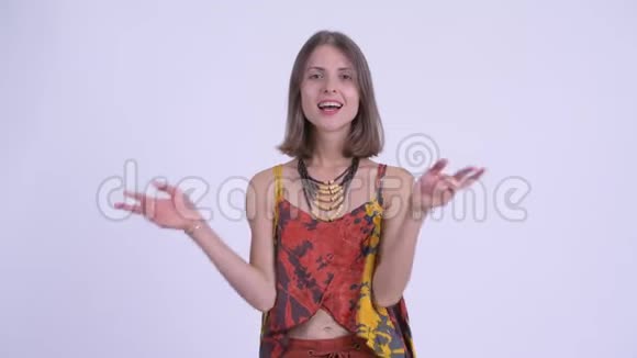 幸福的年轻美丽的时髦女人祈祷视频的预览图