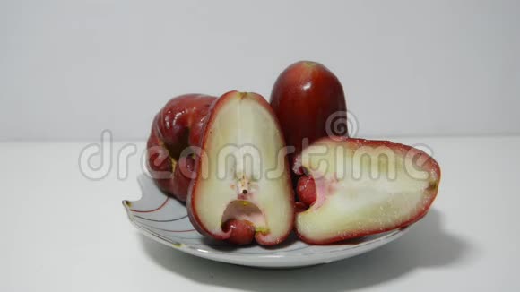 盘子上的玫瑰苹果和孤立的白色背景视频的预览图