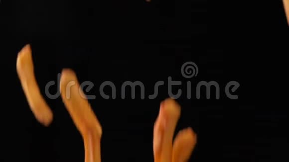 黑色背景的美味炸薯条视频的预览图