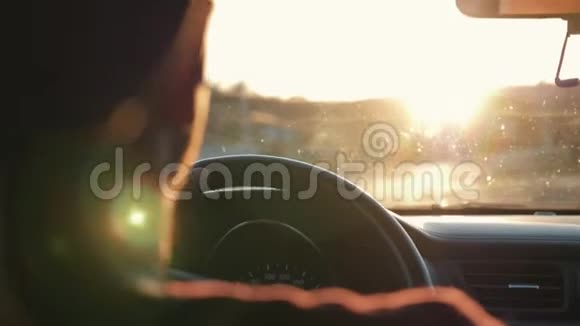 日落时在太阳下开车的人概念出租车司机企业家视频的预览图