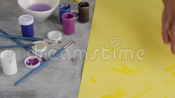 女性手绘黄色背景的俯视图艺术职业视频的预览图