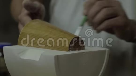 一种用刷子在石膏和木制工件上涂上血管林的盆栽用于进一步加工4k录像慢慢慢慢视频的预览图
