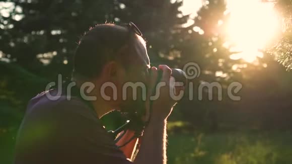 日落时拍摄大自然的人视频的预览图