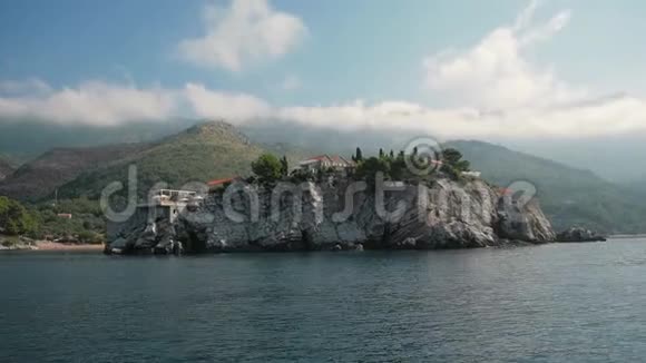 斯维蒂斯特凡岛在一个美丽的夏日从海上观看黑山视频的预览图