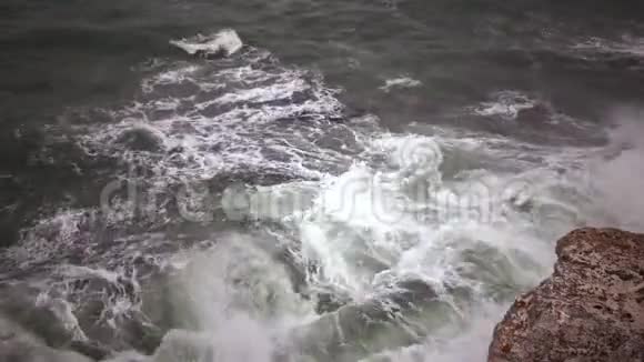 黑海上的风暴海浪拍打在图莱诺沃村附近的水下岩石上视频的预览图