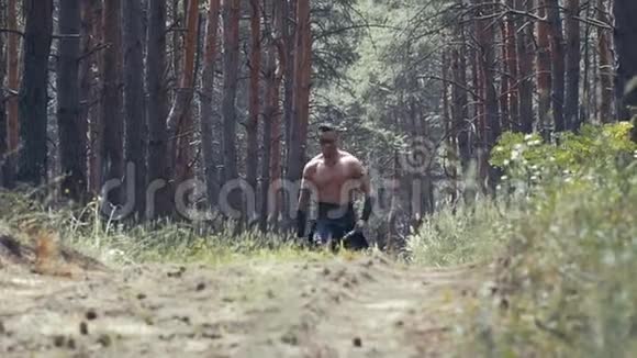 穿着皮衣赤裸躯干的古代战士在森林里行走视频的预览图