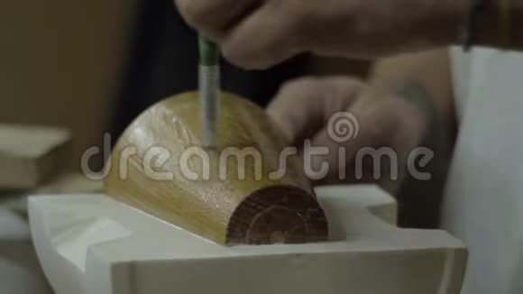 一种用刷子在石膏和木制工件上涂上血管林的盆栽用于进一步加工4k录像慢慢慢慢视频的预览图