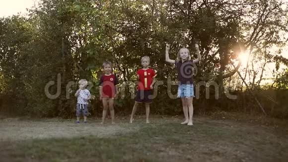 一群快乐的孩子在户外玩得很开心视频的预览图