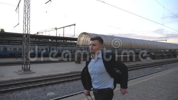 英俊的商人穿过火车站急急忙忙地去训练成功的商界人士与他一起慢跑视频的预览图