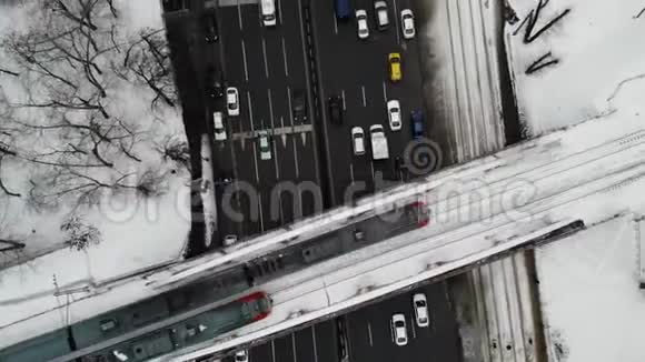 在桥上有移动列车的道路上从上往下看交通堵塞冬天的时候视频的预览图