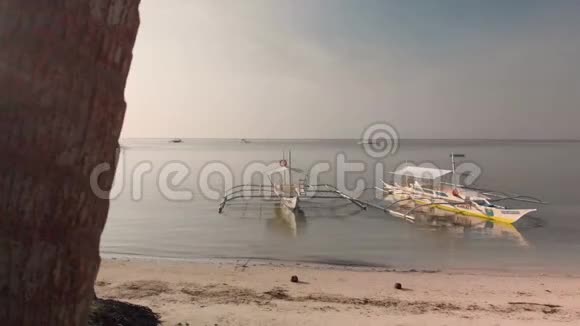 美丽的电影拍摄沙滩与船和棕榈树视频的预览图