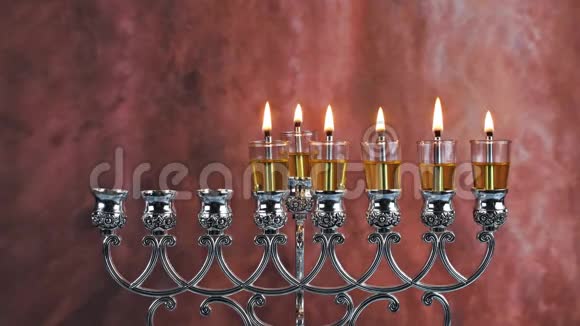 第五天光明节蜡烛点燃了犹太节日的光芒视频的预览图