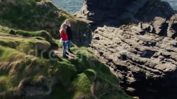 两个女孩去爱尔兰西海岸的悬崖视频的预览图
