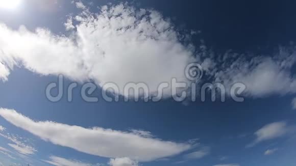 时光流逝白云改变了形状消失在深蓝的天空中视频的预览图