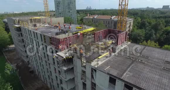 多层建筑施工过程的鸟瞰图视频的预览图