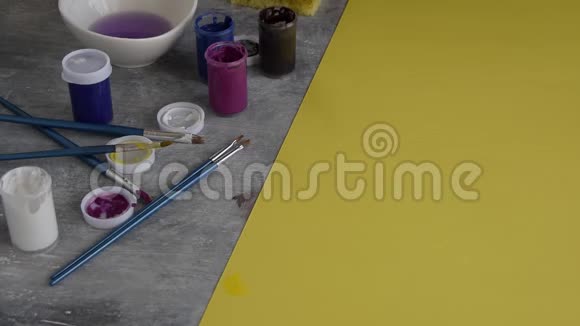 女性手绘黄色背景的俯视图艺术职业视频的预览图