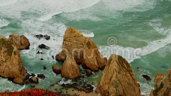 葡萄牙的岩石海岸在大西洋这里卡波达罗卡视频的预览图