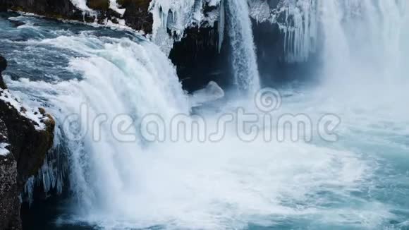 瀑布带纯蓝水慢动作冰岛自然景观视频的预览图