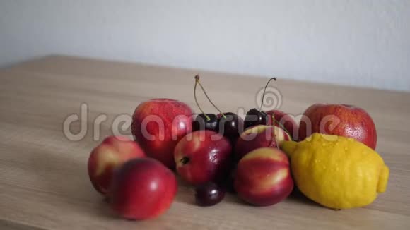 健康的水果在桌子上滚动视频的预览图