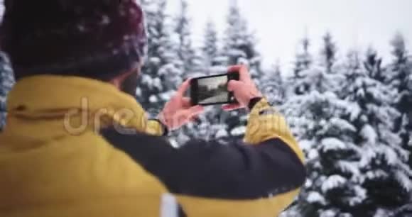 在山中央旅游时他发现了一个有一棵雪林树的地方他拍照留念视频的预览图