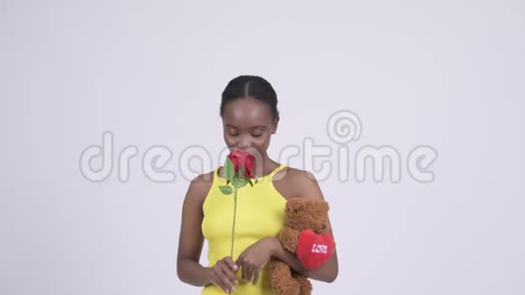 年轻快乐的非洲女人准备好情人节视频的预览图