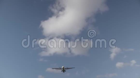 飞机飞过头顶视频的预览图