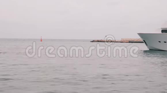 停泊在码头的白色豪华游艇宁静平静的地中海与码头美丽的豪华游艇停靠在码头视频的预览图
