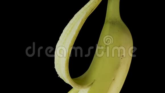 黄色的香蕉开着的皮肤挂在黑暗中视频的预览图