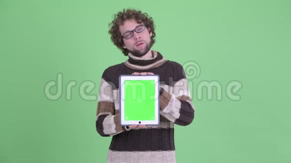 戴着大胡子的年轻人展示数字平板电脑并得到坏消息视频的预览图